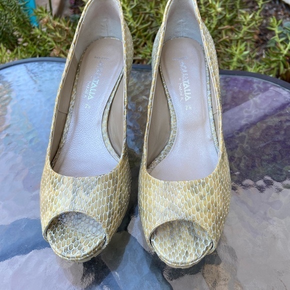 Aquatalia Rio-V Peep Toe Pumps, 7.5 - Picture 4 of 11